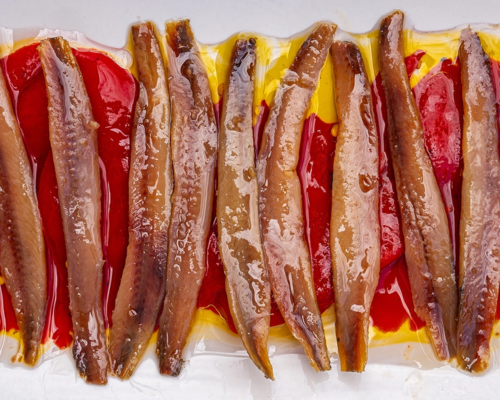 Primer plano de anchoas con pimientos.