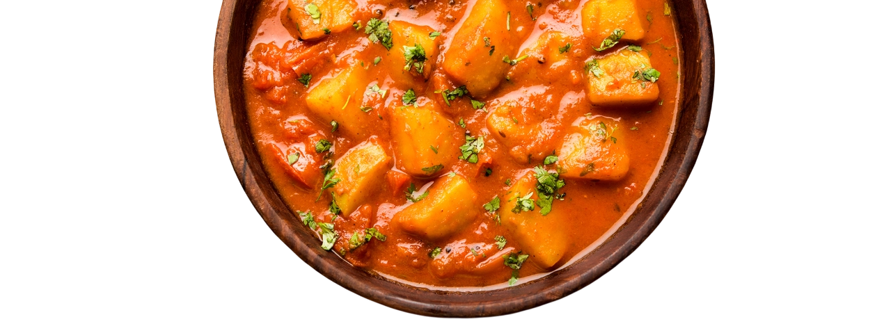 Foto aislada de plato de patatas en salsa.