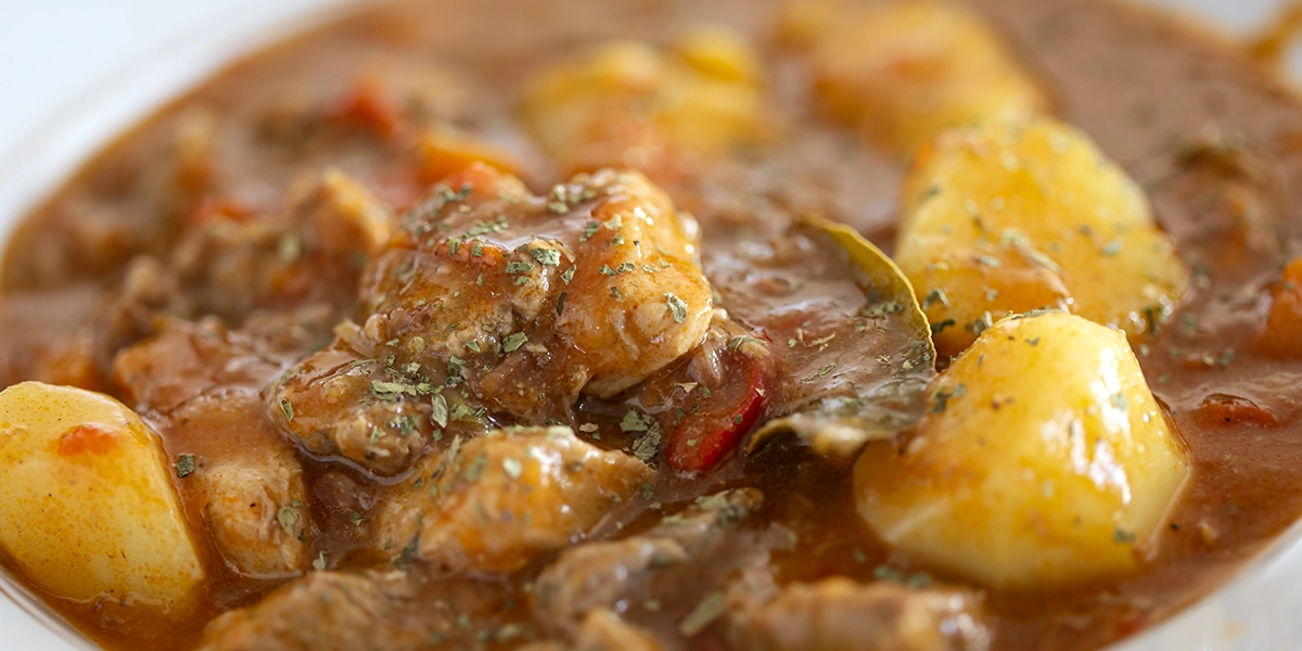 Primer plano de unas patatas con carne.